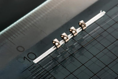 微细的S型折弯零件，该产品使用SUS304H材料，折弯部尺寸约2mm*2mm，要求产品有极高的弹性和耐疲劳强度，尺寸精度±0.02mm，应用于个人医疗美容行业。